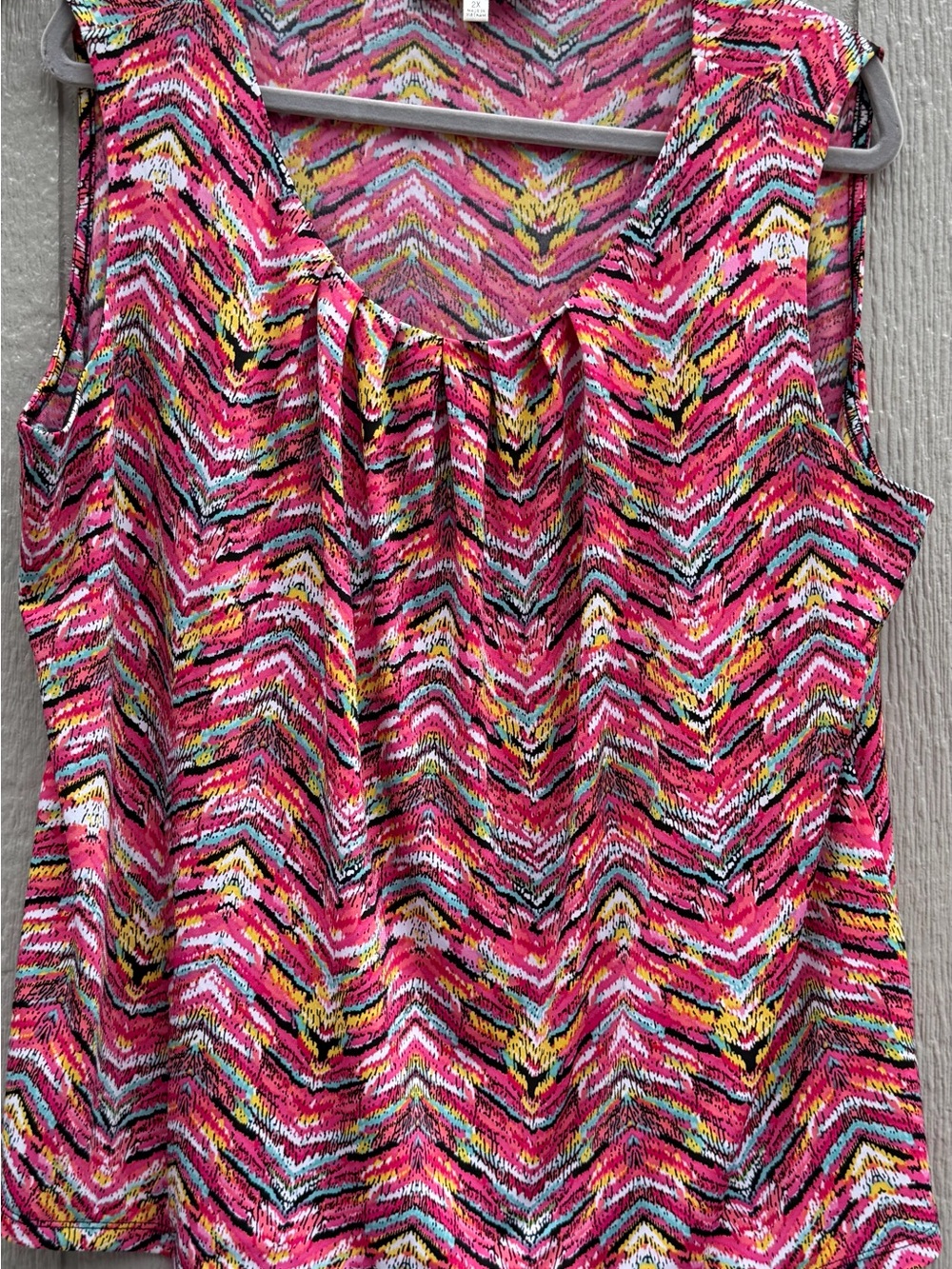 Jones Studio Sleeveless Pink Multi-Color Chevron Print Top
